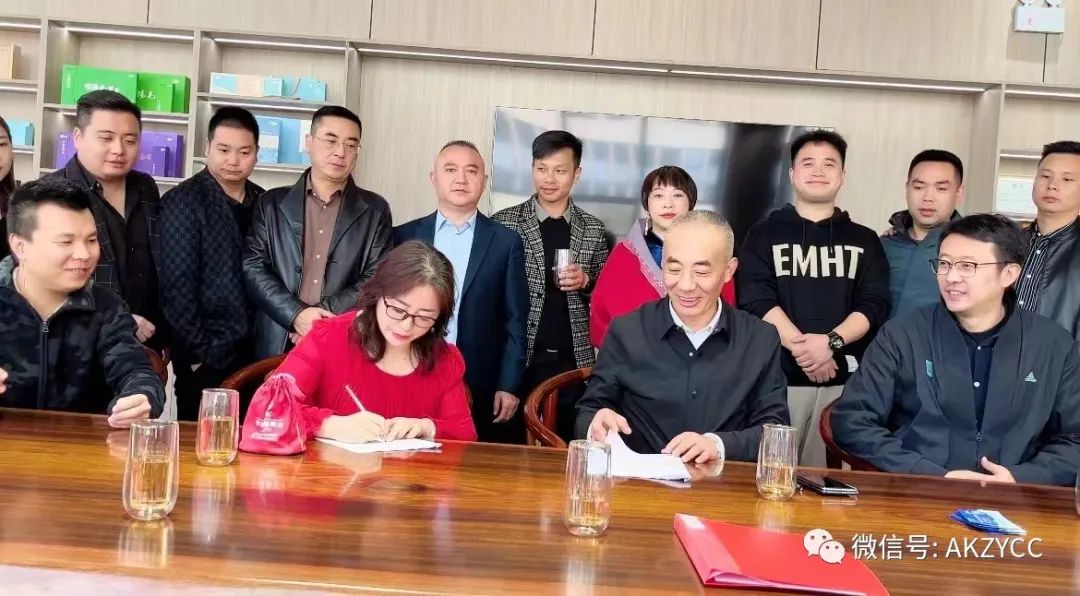 安康市紫阳商会会长罗时坤一行参加中茶公司与云顶龙公司双品牌运营签约仪式