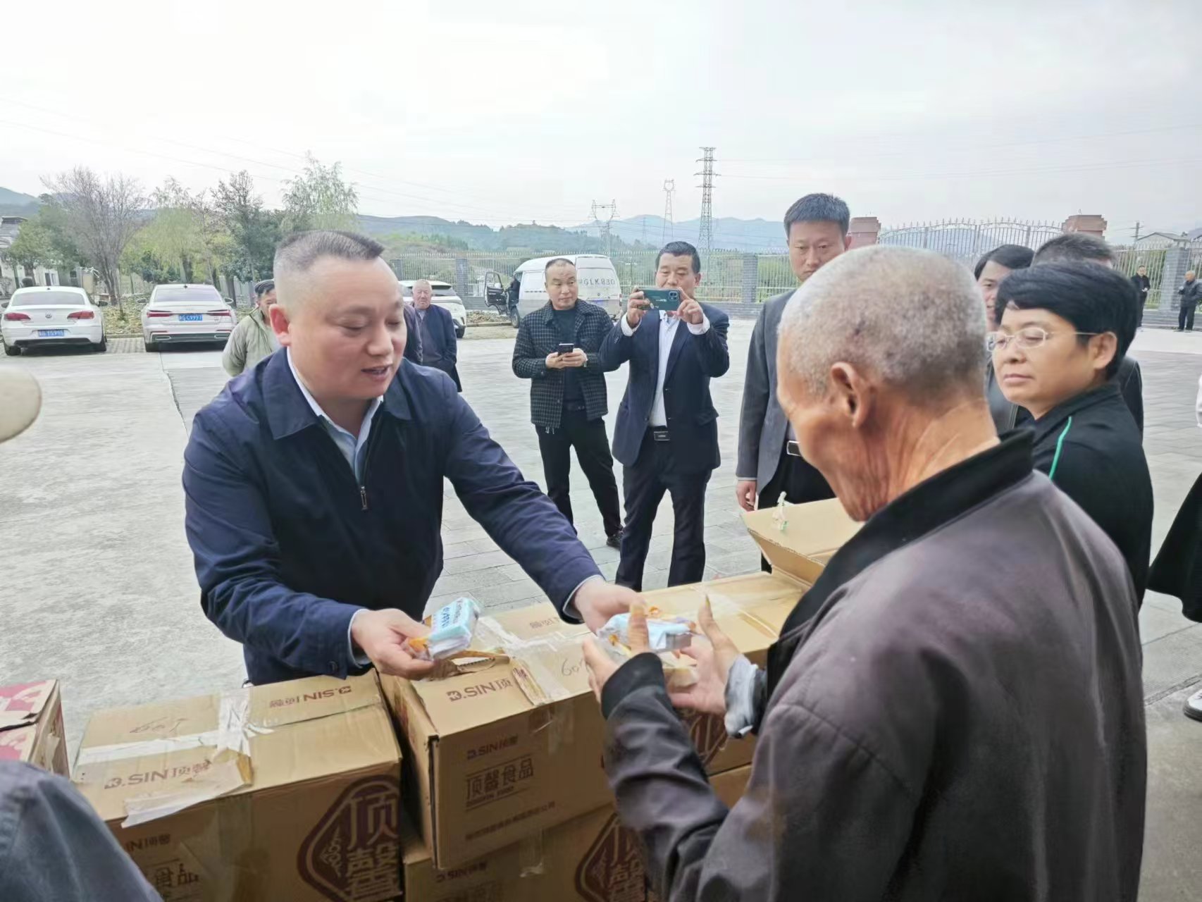安康市紫阳商会监事长黄绪余慰问张滩区域敬老院老人